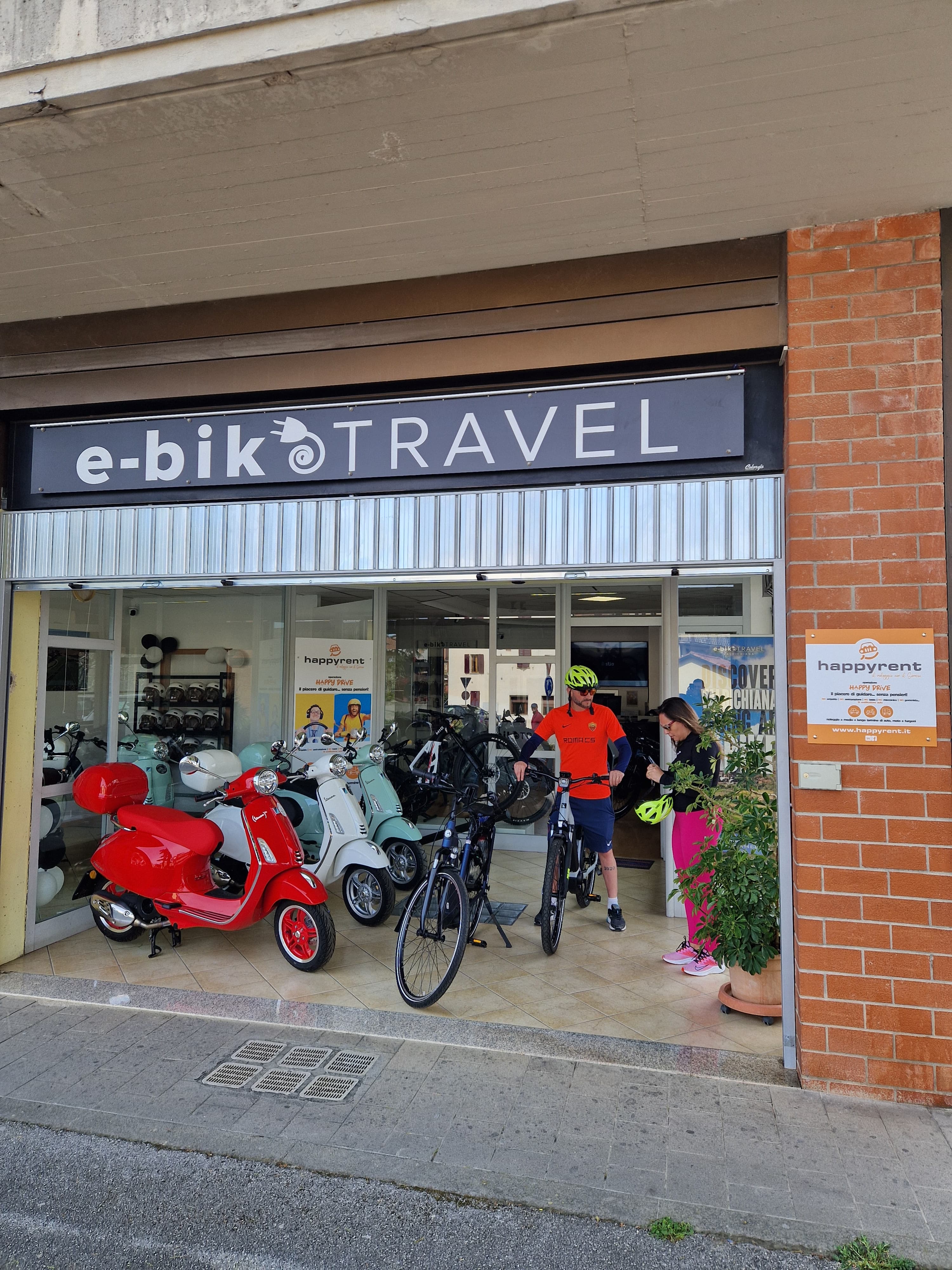 Il nostro team davanti all'ufficio di noleggio